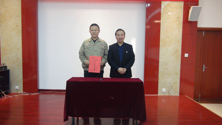 董事長景奉國與總經(jīng)理簽訂了《2018年安全目標責任書》